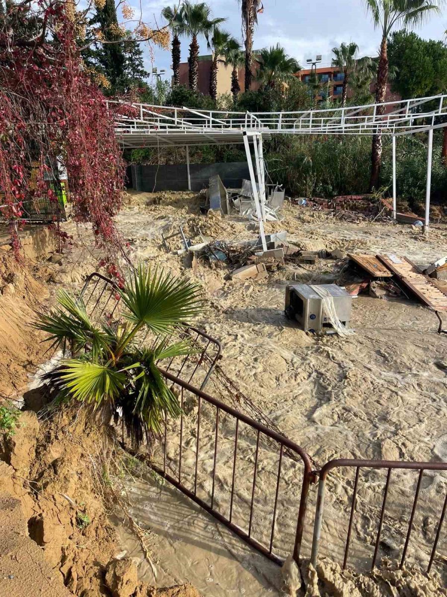 Alanya’da Taşan Dere 5 Yıldızlı Otelin Sahildeki Kafesini Yıktı