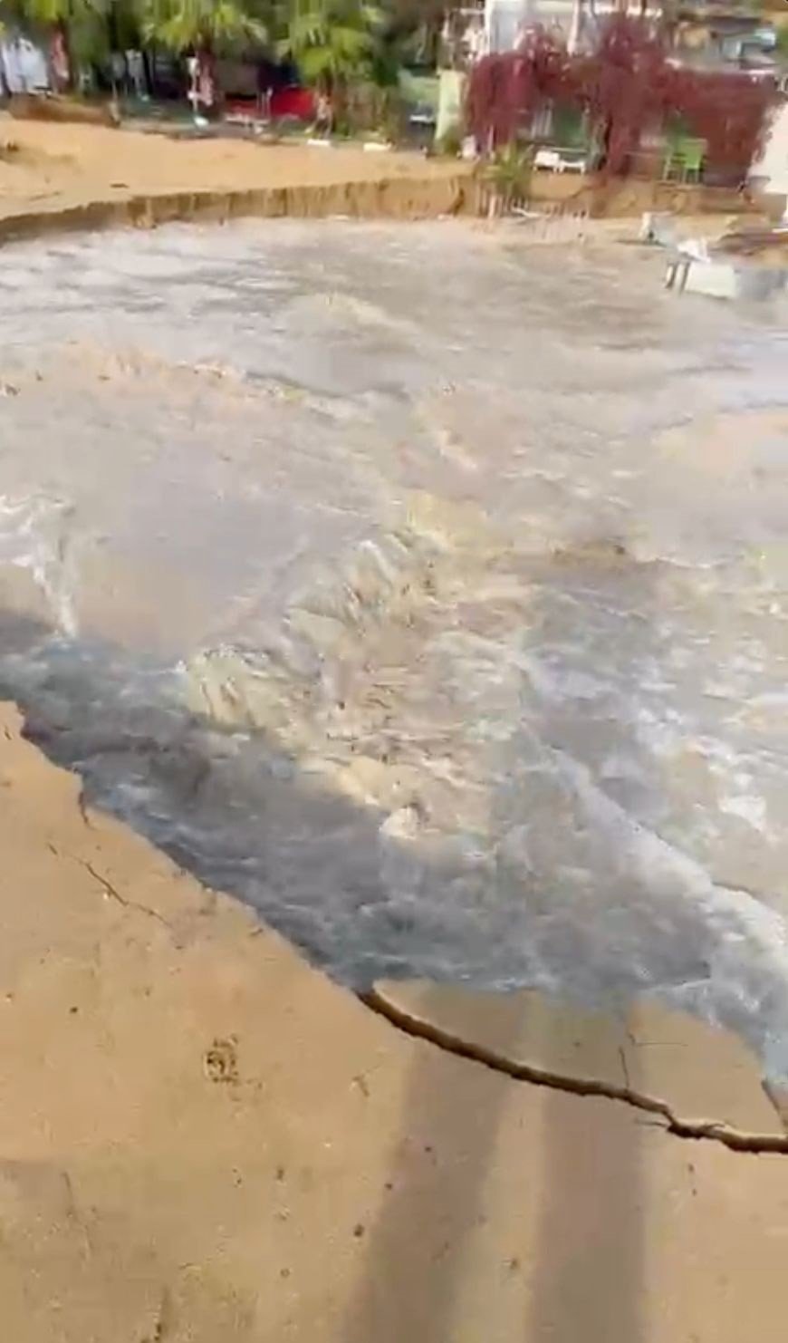 Alanya’da Taşan Dere 5 Yıldızlı Otelin Sahildeki Kafesini Yıktı