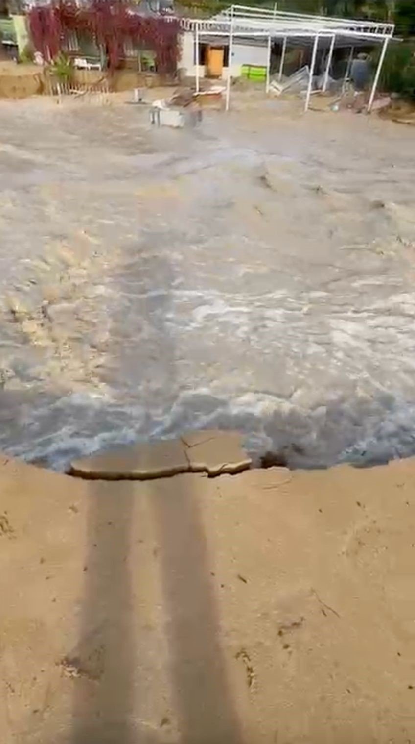 Alanya’da Taşan Dere 5 Yıldızlı Otelin Sahildeki Kafesini Yıktı