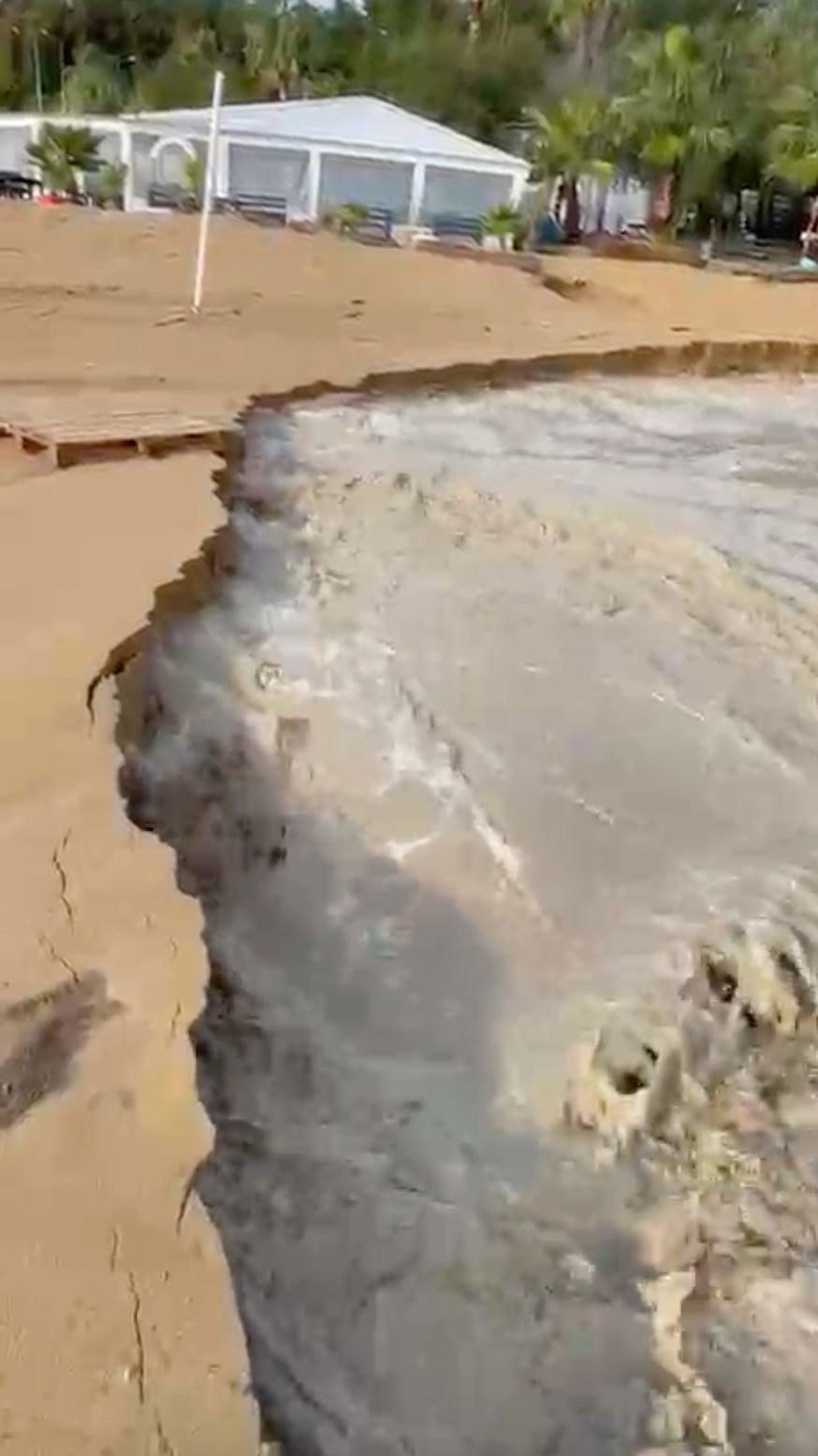 Alanya’da Taşan Dere 5 Yıldızlı Otelin Sahildeki Kafesini Yıktı