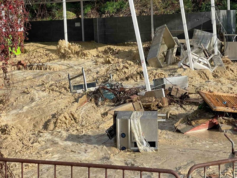 Alanya’da Taşan Dere 5 Yıldızlı Otelin Sahildeki Kafesini Yıktı