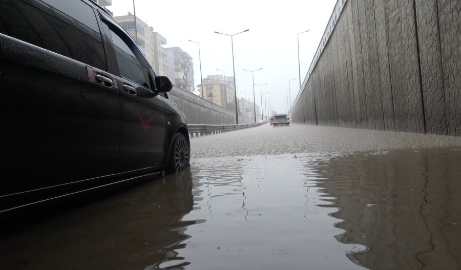 Alanya’da Sağanak Yağış Trafiği Felç Etti