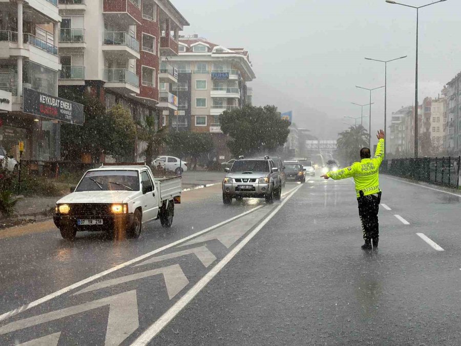 Alanya’da Sağanak Yağış Trafiği Felç Etti