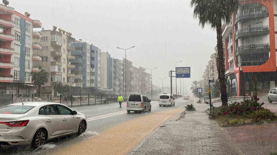 Alanya’da Sağanak Yağış Trafiği Felç Etti