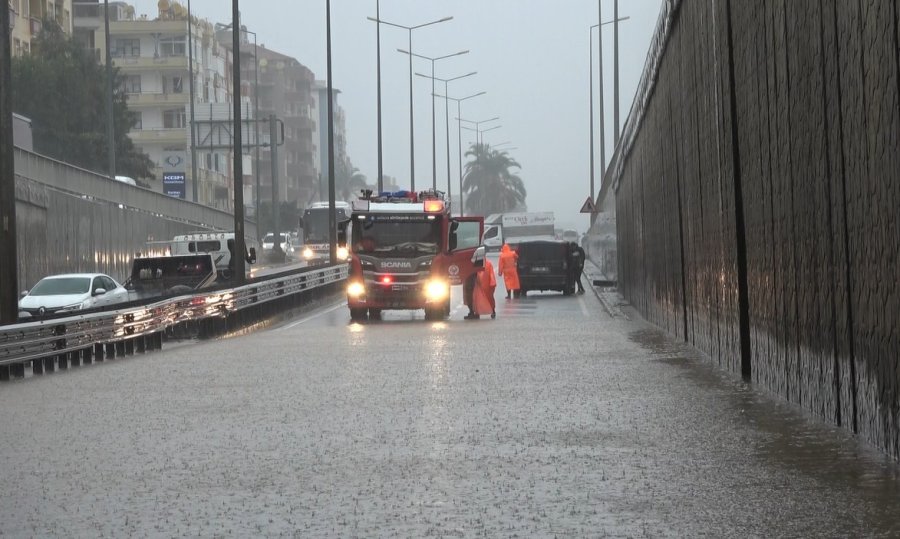 Alanya’da Sağanak Yağış Trafiği Felç Etti