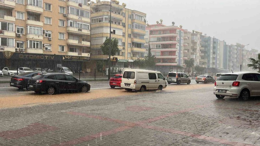 Alanya’da Sağanak Yağış Trafiği Felç Etti