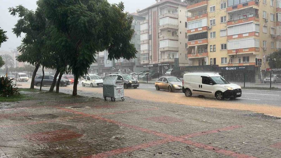 Alanya’da Sağanak Yağış Trafiği Felç Etti
