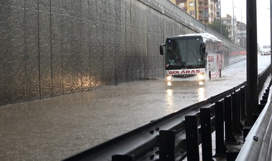 Alanya’da Sağanak Yağış Trafiği Felç Etti