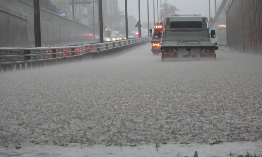 Alanya’da Sağanak Yağış Trafiği Felç Etti