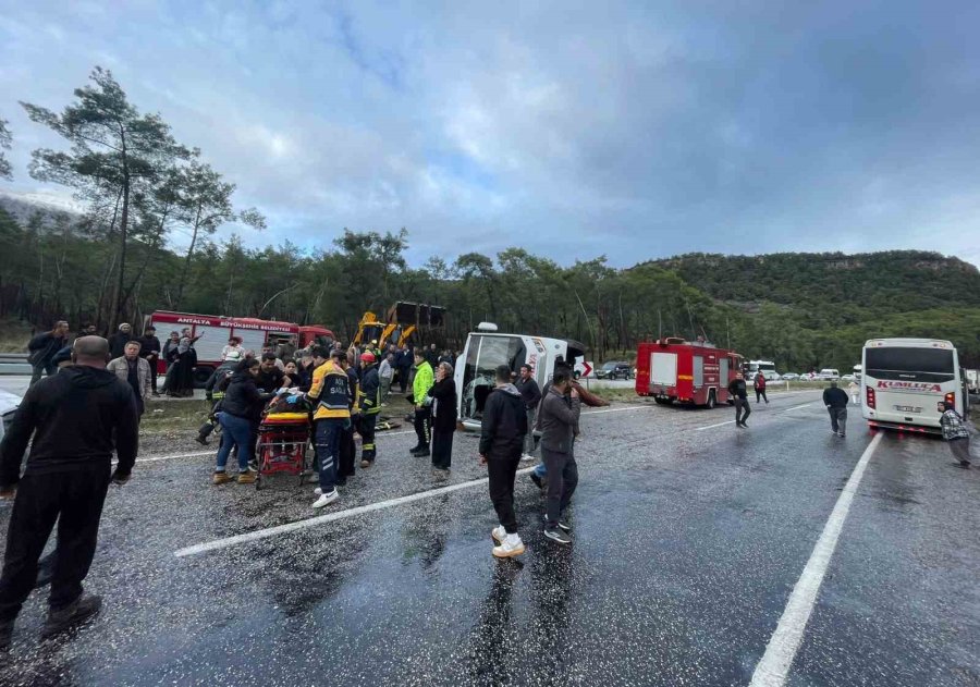 Antalya’da Midibüs Devrildi: 6 Yaralı