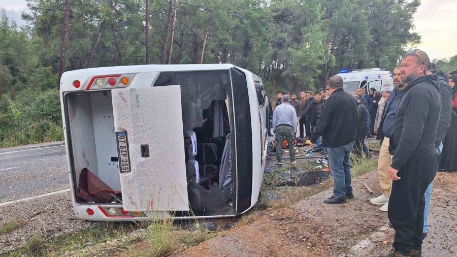 Antalya’da Midibüs Devrildi: 6 Yaralı
