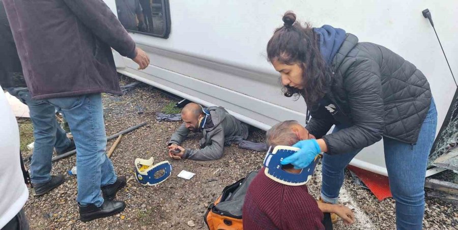 Antalya’da Midibüs Devrildi: 6 Yaralı