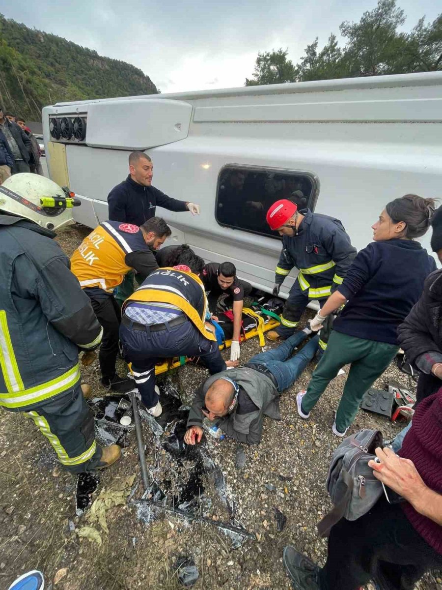 Antalya’da Midibüs Devrildi: 6 Yaralı