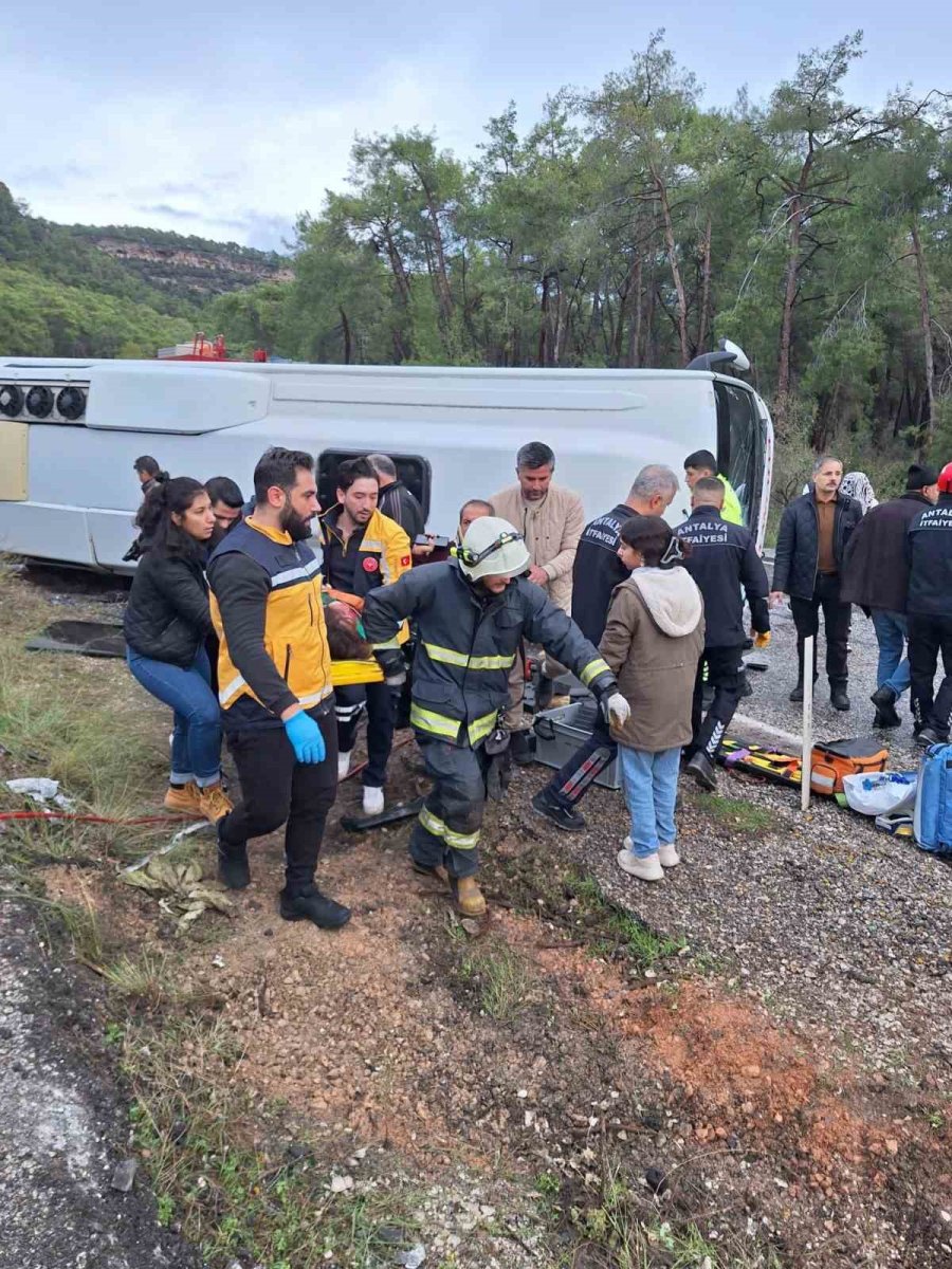 Antalya’da Midibüs Devrildi: 6 Yaralı