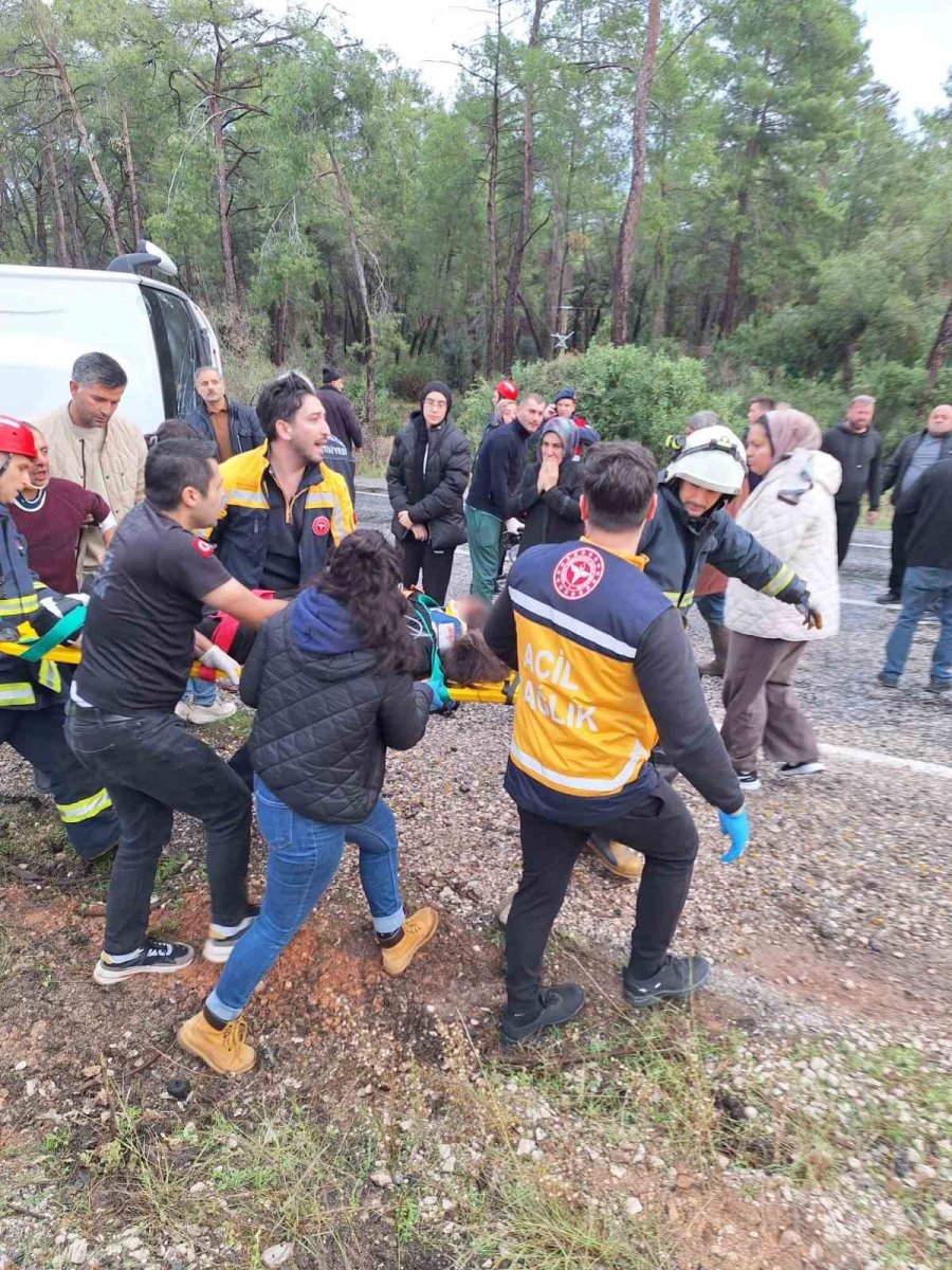 Antalya’da Midibüs Devrildi: 6 Yaralı