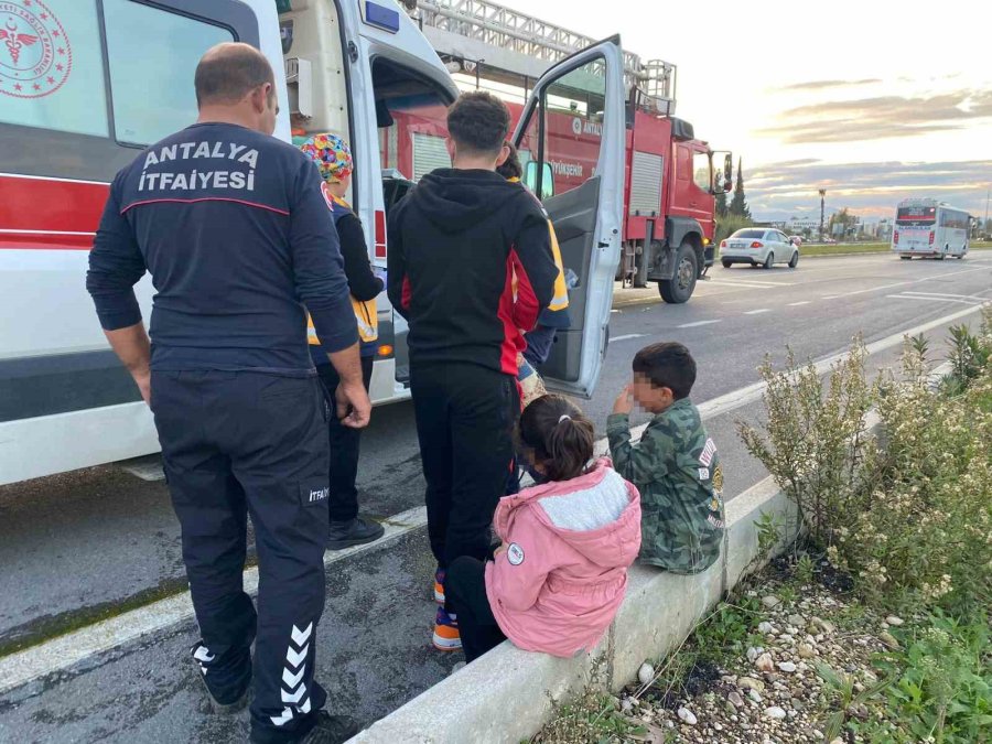 Arızalanan Park Halindeki Otomobile Hafif Ticari Araç Çarptı: 2 Yaralı