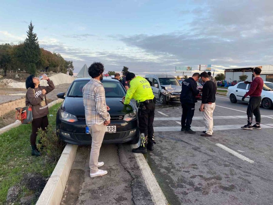 Arızalanan Park Halindeki Otomobile Hafif Ticari Araç Çarptı: 2 Yaralı