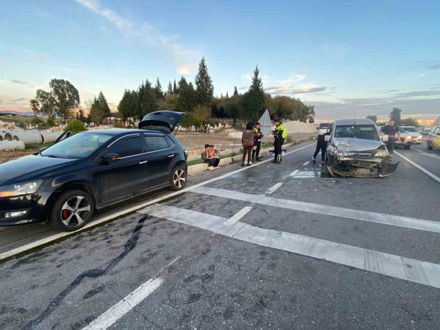 Arızalanan Park Halindeki Otomobile Hafif Ticari Araç Çarptı: 2 Yaralı