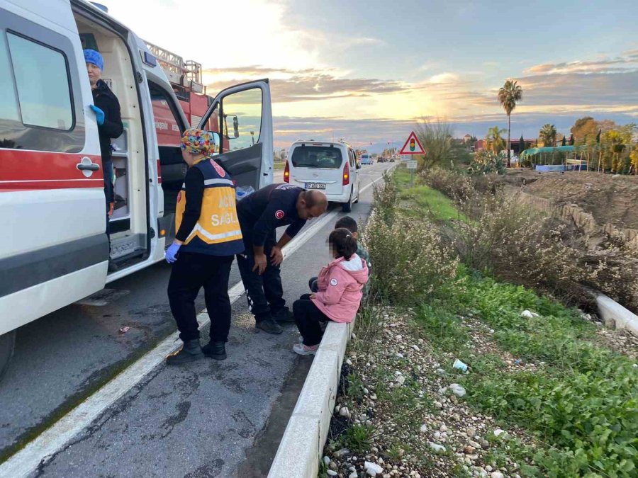 Arızalanan Park Halindeki Otomobile Hafif Ticari Araç Çarptı: 2 Yaralı