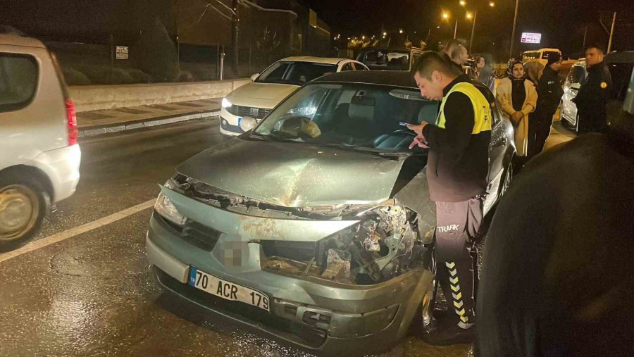 Işıkta Bekleyen Araçlara Çarpan Otomobil Zincirleme Kazaya Neden Oldu: 2 Yaralı