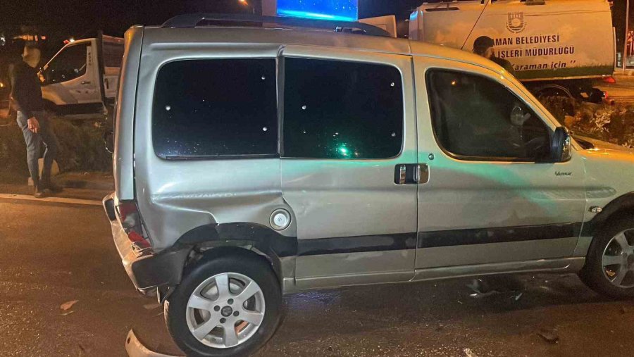 Işıkta Bekleyen Araçlara Çarpan Otomobil Zincirleme Kazaya Neden Oldu: 2 Yaralı