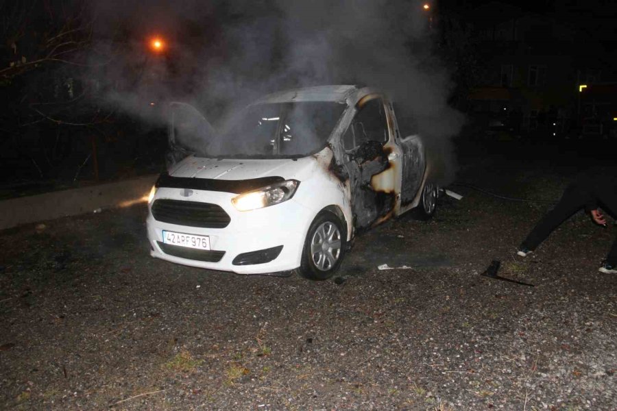 Ailesine Kızıp Aracını Yaktı