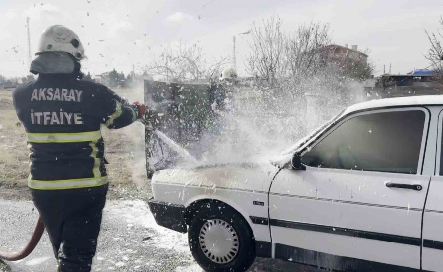 Seyir Halindeki Otomobilin Motor Kısmından Alevler Yükseldi