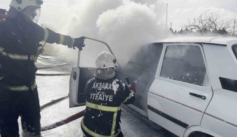 Seyir Halindeki Otomobilin Motor Kısmından Alevler Yükseldi