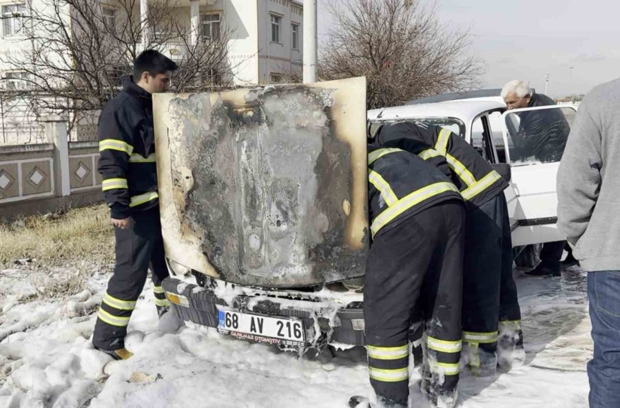 Seyir Halindeki Otomobilin Motor Kısmından Alevler Yükseldi