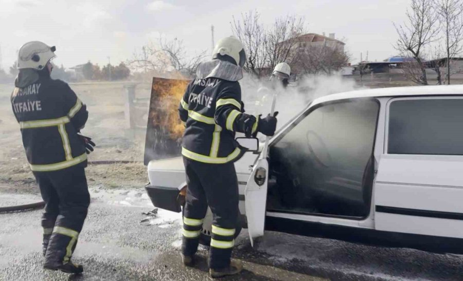 Seyir Halindeki Otomobilin Motor Kısmından Alevler Yükseldi