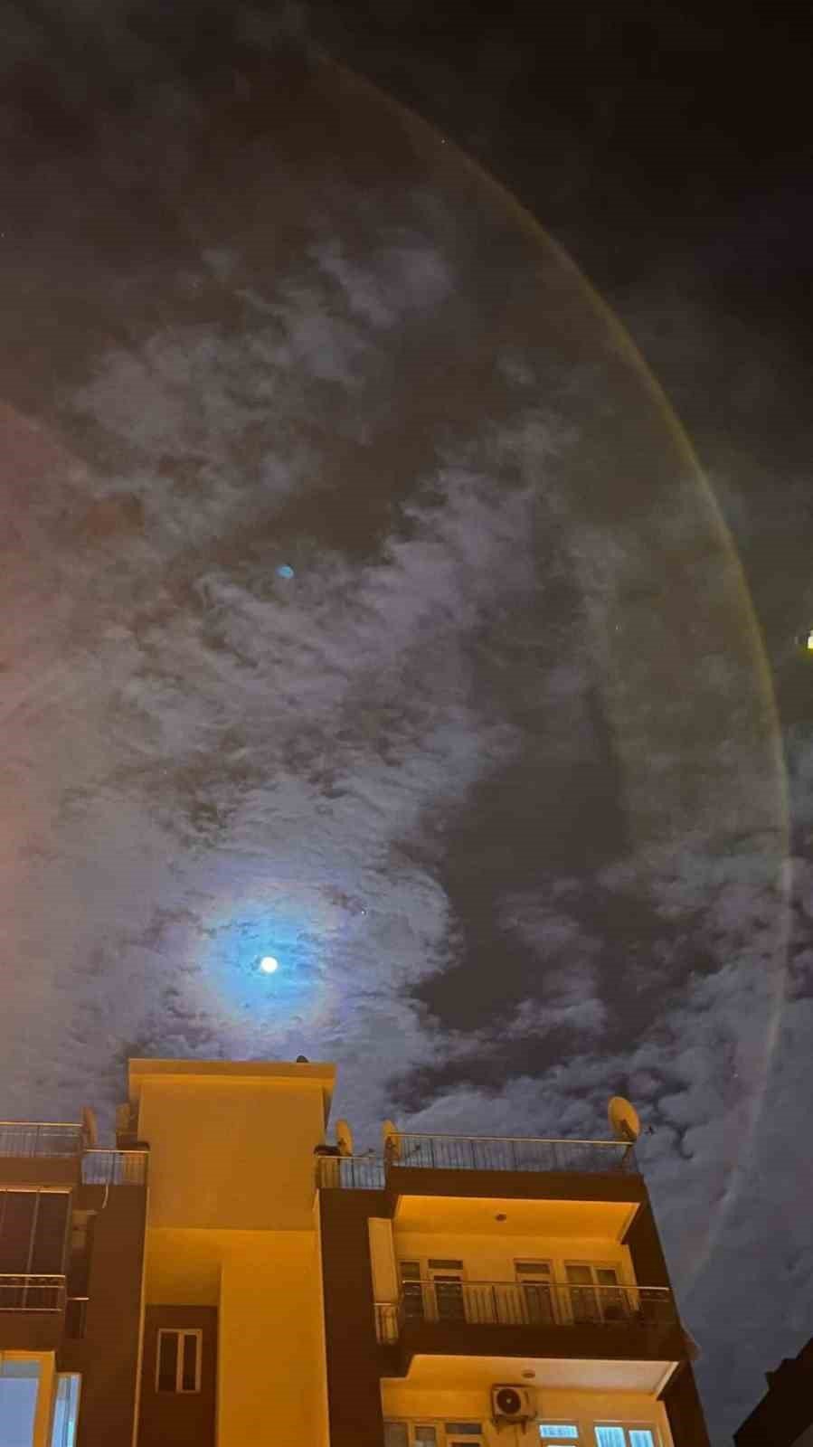 Antalya 4.3 İle Sallandı, Deprem Anı Güvenlik Kamerasına Yansıdı