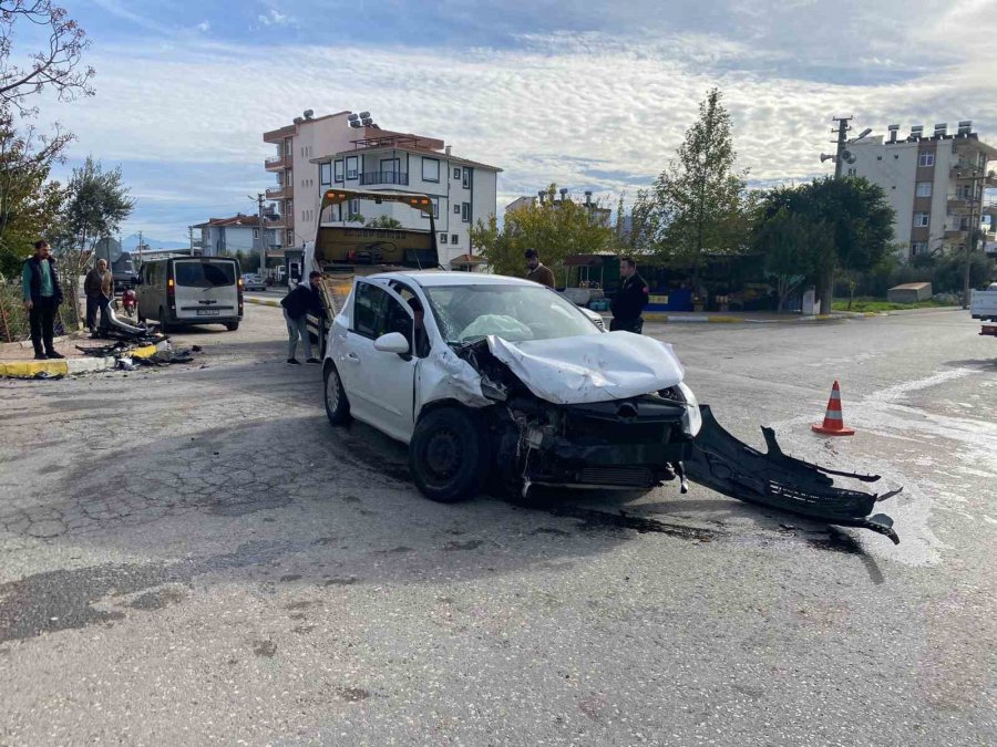 Antalya’da Hafif Ticari Araç İle Otomobil Kavşakta Çarpıştı: 4 Yaralı