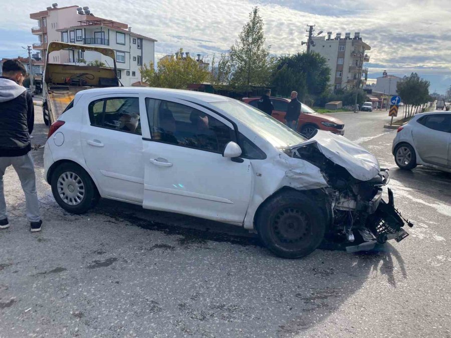 Antalya’da Hafif Ticari Araç İle Otomobil Kavşakta Çarpıştı: 4 Yaralı