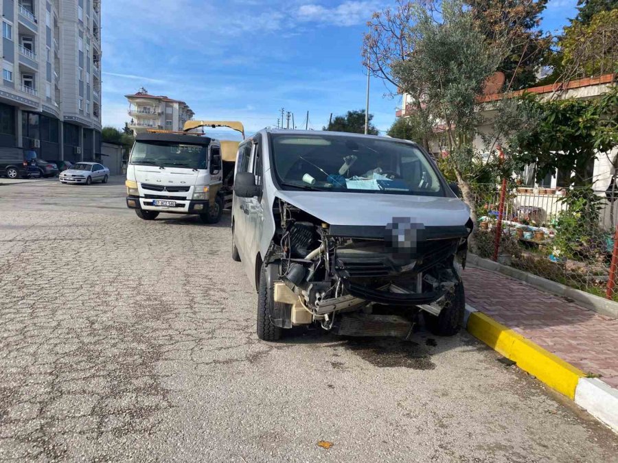 Antalya’da Hafif Ticari Araç İle Otomobil Kavşakta Çarpıştı: 4 Yaralı