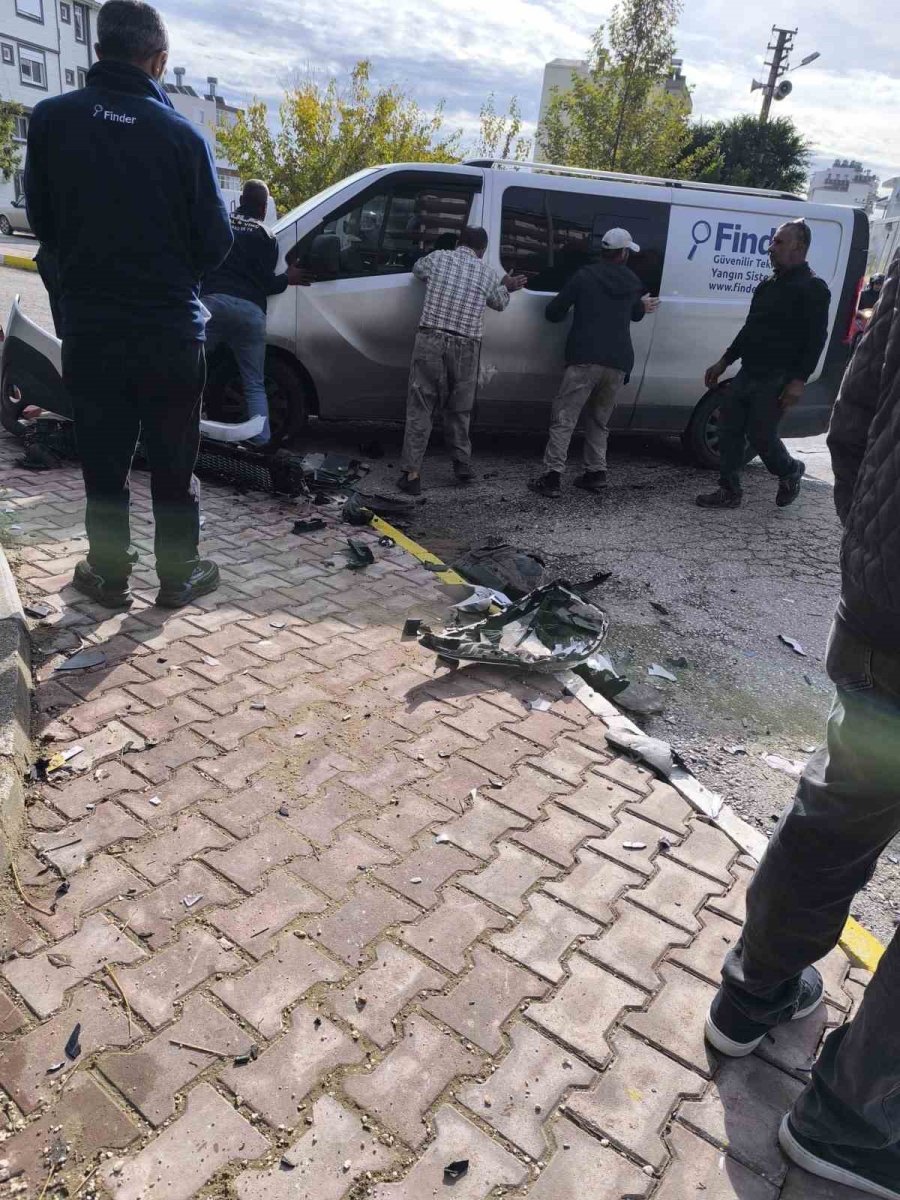 Antalya’da Hafif Ticari Araç İle Otomobil Kavşakta Çarpıştı: 4 Yaralı