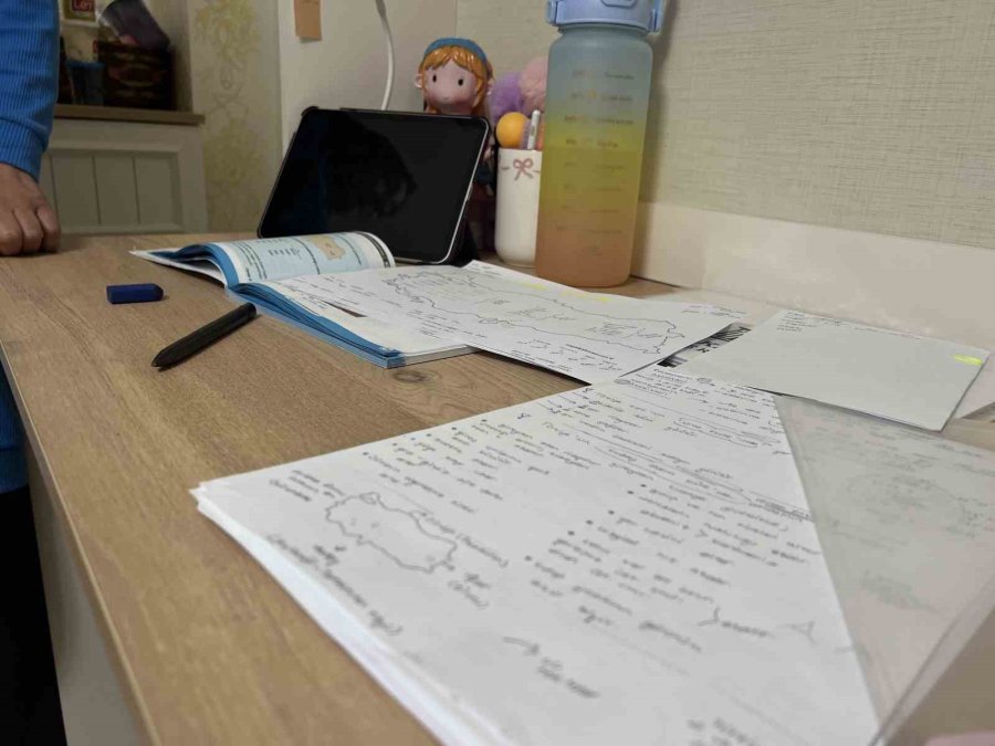 18 Yaşındaki Kızdan Geriye Son Çalıştığı Notları Kaldı