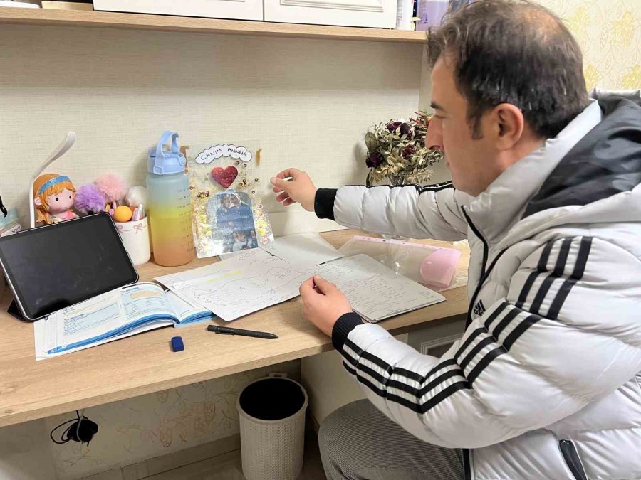 18 Yaşındaki Kızdan Geriye Son Çalıştığı Notları Kaldı