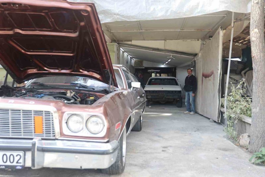 Bu Serada Sebze Değil Klasik Araba Yetişiyor