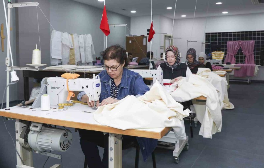 Mersin’de Özel Birey Anneleri Dikiş Kursunda Hem Üretiyor Hem Sosyalleşiyor
