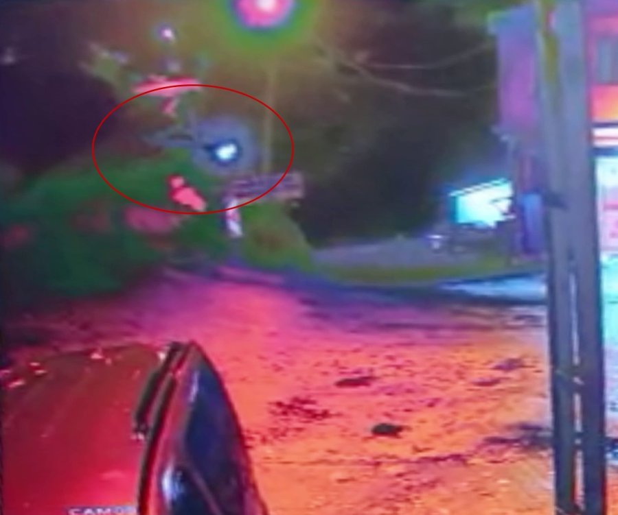 Otomobilin Metrelerce Aşağı Düştüğü O Anlar Kameraya Yansıdı: 2 Yaralı