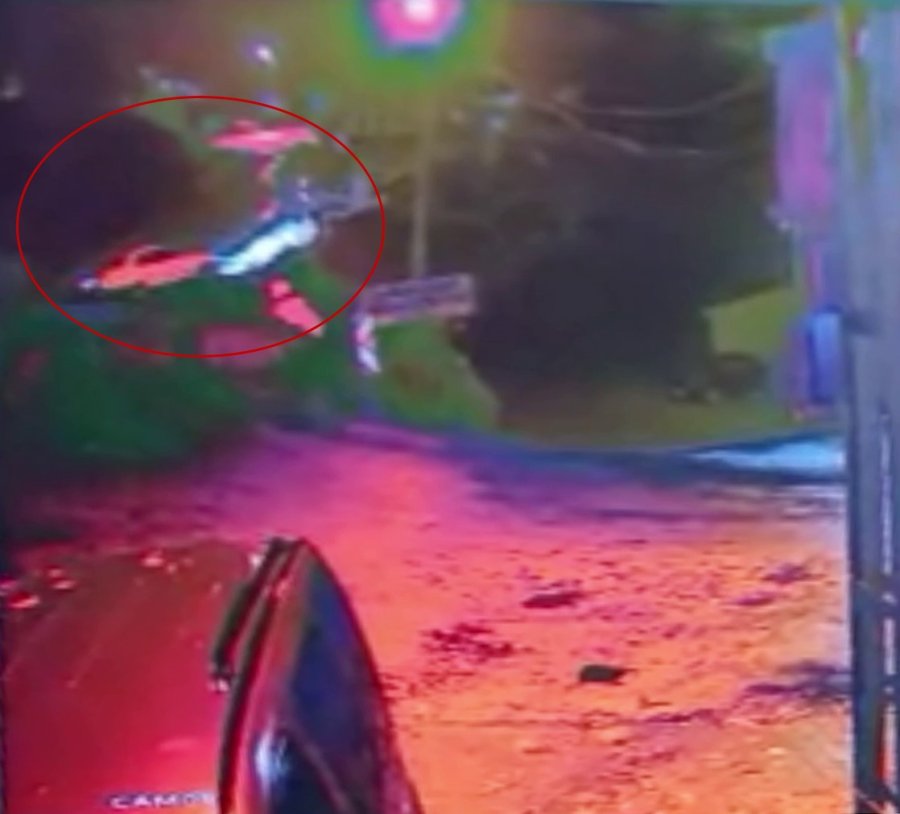 Otomobilin Metrelerce Aşağı Düştüğü O Anlar Kameraya Yansıdı: 2 Yaralı