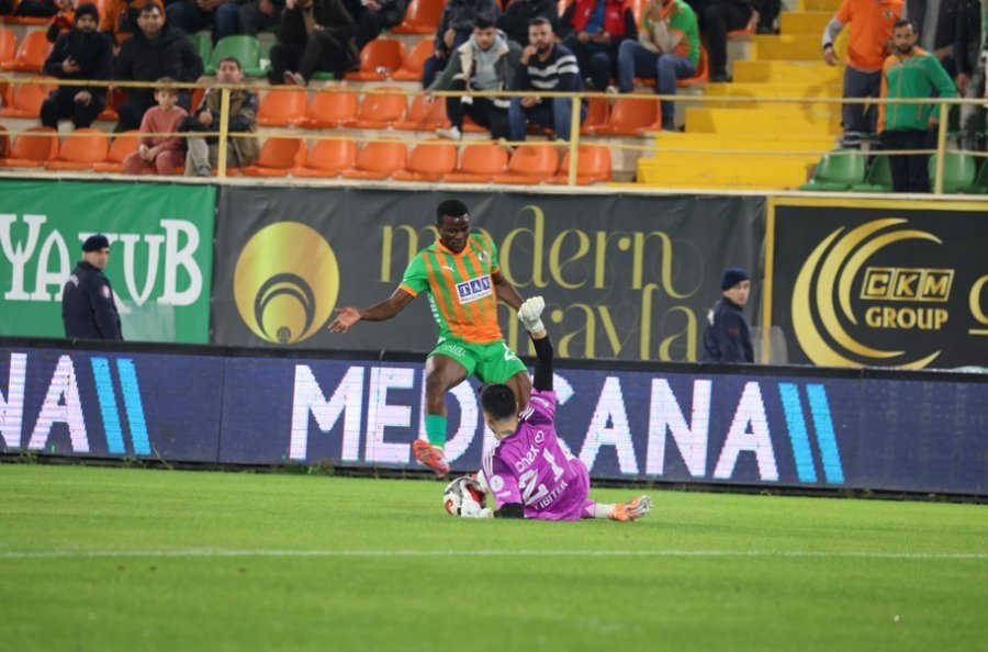Trendyol Süper Lig: Alanyaspor: 0 - Antalyaspor: 0 (ilk Yarı)