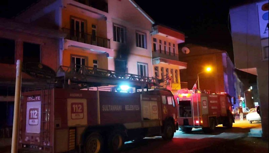 Aksaray’da Apartmanda Çıkan Yangın Ekiplerce Söndürüldü