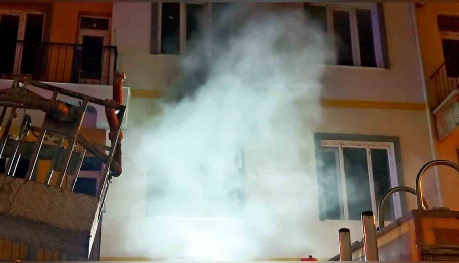 Aksaray’da Apartmanda Çıkan Yangın Ekiplerce Söndürüldü