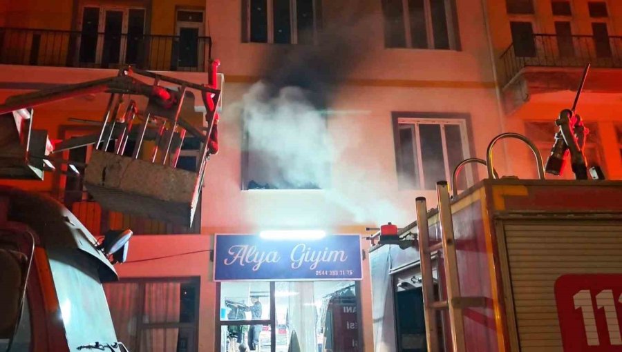 Aksaray’da Apartmanda Çıkan Yangın Ekiplerce Söndürüldü