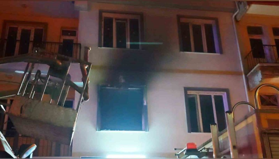 Aksaray’da Apartmanda Çıkan Yangın Ekiplerce Söndürüldü