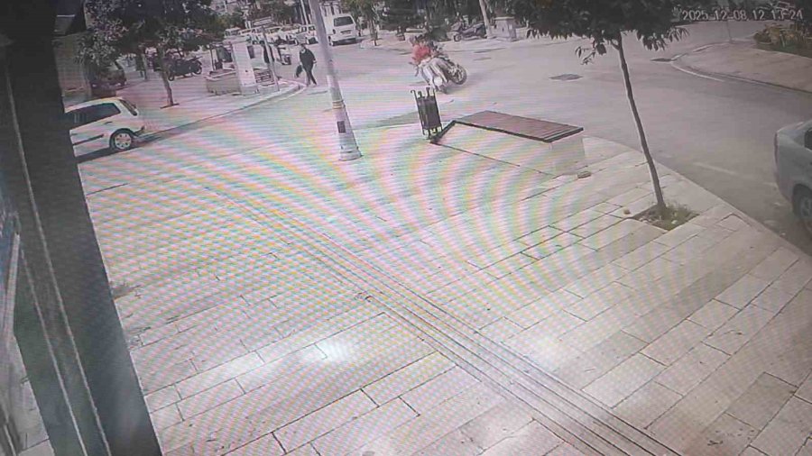 Motosikletler Kavşakta Çarpıştı, 2 Kişi Yaralandı: Kaza Anı Kamerada