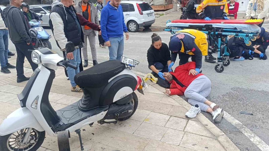 Motosikletler Kavşakta Çarpıştı, 2 Kişi Yaralandı: Kaza Anı Kamerada