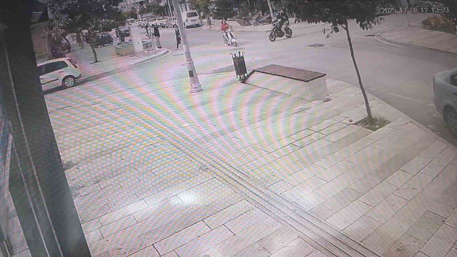 Motosikletler Kavşakta Çarpıştı, 2 Kişi Yaralandı: Kaza Anı Kamerada