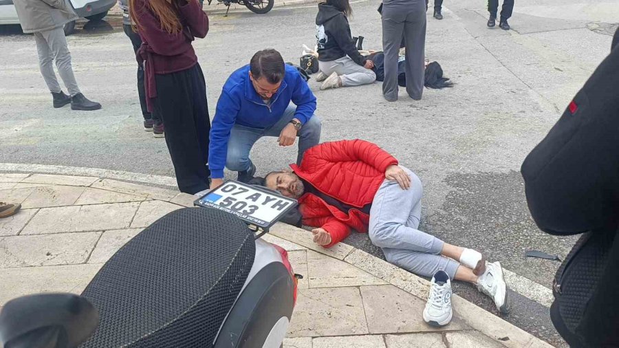 Motosikletler Kavşakta Çarpıştı, 2 Kişi Yaralandı: Kaza Anı Kamerada